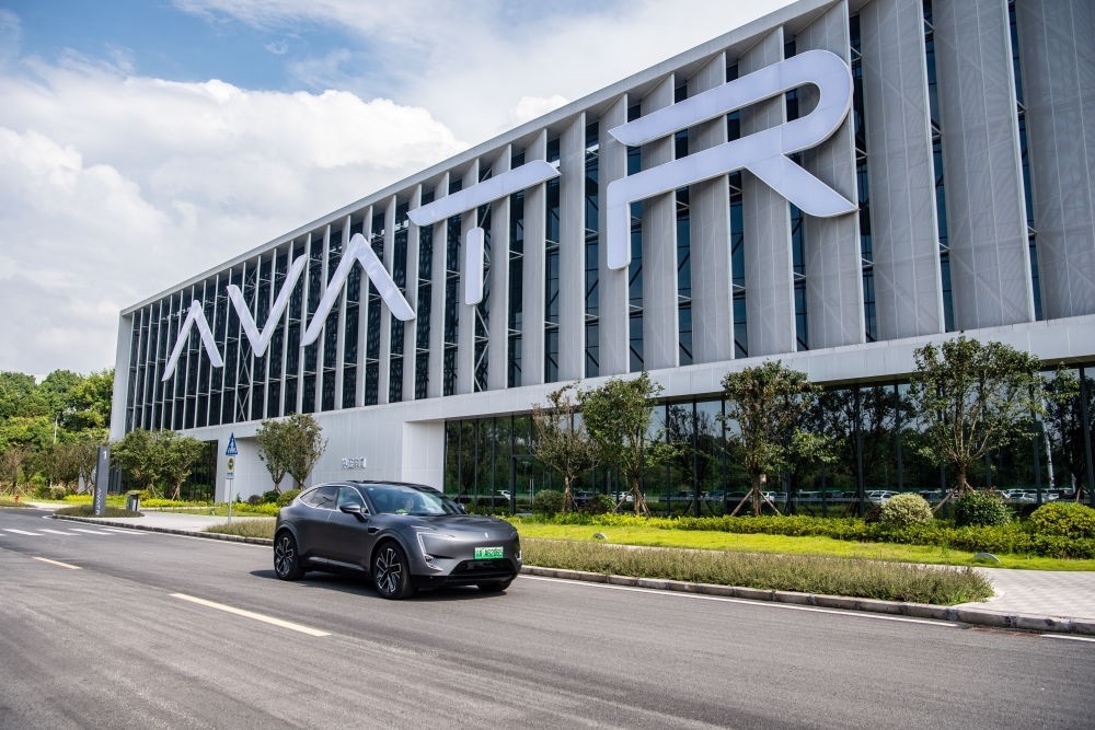 一輛新能源汽車在重慶市江北區(qū)行駛（2023年7月20日攝）。新華社記者 唐奕 攝