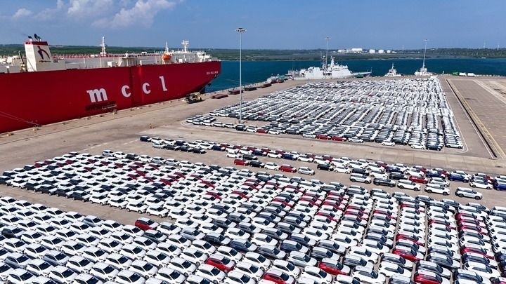 這是2024年3月28日拍攝的斯里蘭卡漢班托塔港（無(wú)人機(jī)照片）。漢班托塔港是中斯共建“一帶一路”重點(diǎn)合作項(xiàng)目，位于斯里蘭卡南端，是一座綜合性人工深水海港，許多往來(lái)亞洲、歐洲、非洲的貨船在此經(jīng)過(guò)。新華社記者 徐欽 攝