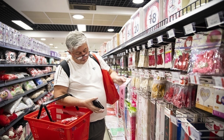 2024年4月29日，在匈牙利布達(dá)佩斯，一名男子在中歐商貿(mào)物流合作園區(qū)的中國(guó)商品交易展示中心內(nèi)購(gòu)物。中歐商貿(mào)物流合作園區(qū)是中國(guó)在歐洲地區(qū)建設(shè)的首個(gè)商貿(mào)物流型境外經(jīng)貿(mào)合作區(qū)，也是集商貿(mào)展示與交易、物流運(yùn)輸與倉(cāng)儲(chǔ)、產(chǎn)業(yè)投資與合作功能于一體的中歐企業(yè)雙向互動(dòng)平臺(tái)。新華社記者 張帆 攝