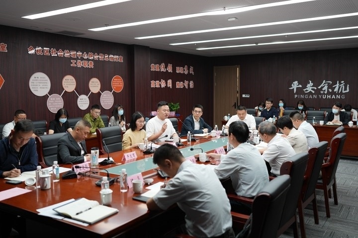 由浙江省信訪局和相關部門負責人組成的下訪團在杭州市余杭區(qū)社會治理中心接待來訪群眾。新華社記者 翁忻旸 攝