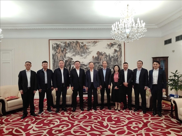 中國(guó)駐瑞典大使崔愛民（左五）會(huì)見中國(guó)中鐵股份有限公司總裁陳文健一行并合影。中國(guó)駐瑞典大使館供圖