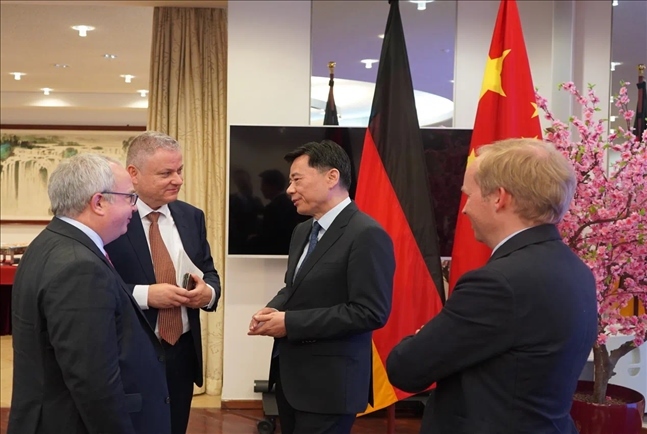 (吳懇大使與德國家族企業(yè)基金會(huì)代表團(tuán)成員交流 使館供圖)