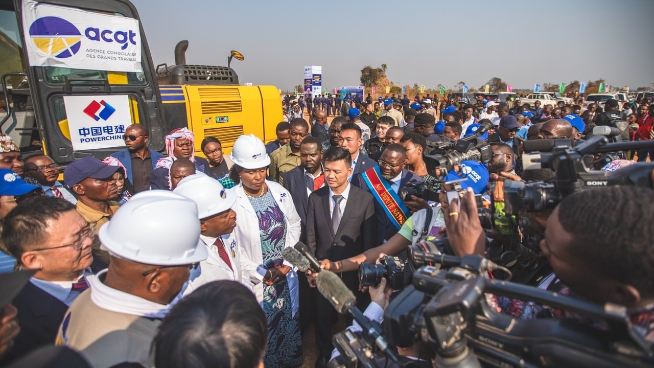 剛果（金）當?shù)孛襟w采訪出席開工儀式的有關負責人。中鐵資源集團供圖