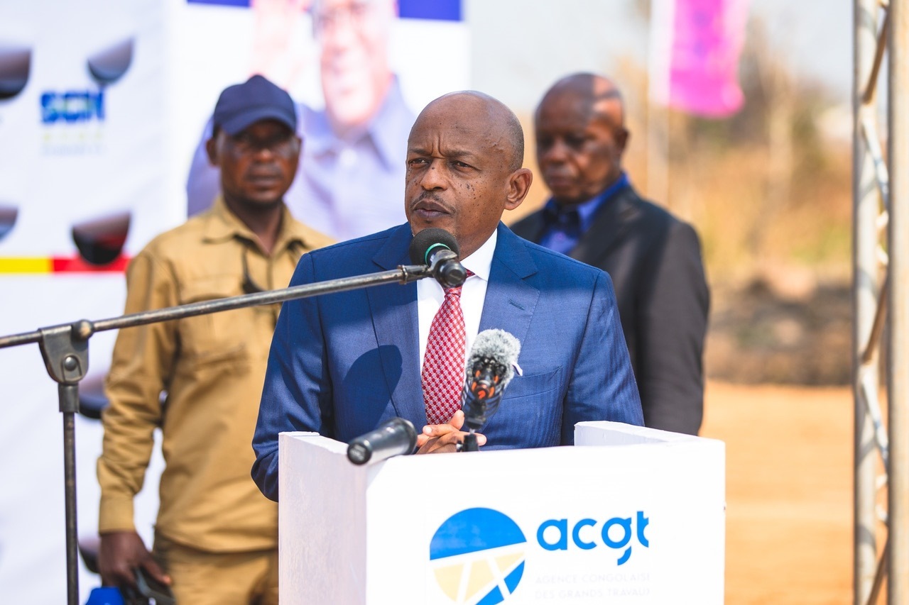 剛果（金）國務部長兼基礎設施和公共工程部長穆武尼在開工儀式上致辭。中鐵資源集團供圖