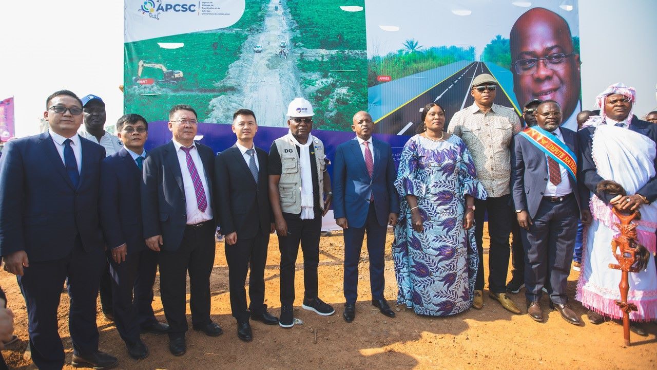 剛果（金）政府代表與中方企業(yè)代表出席開工儀式。中鐵資源集團供圖