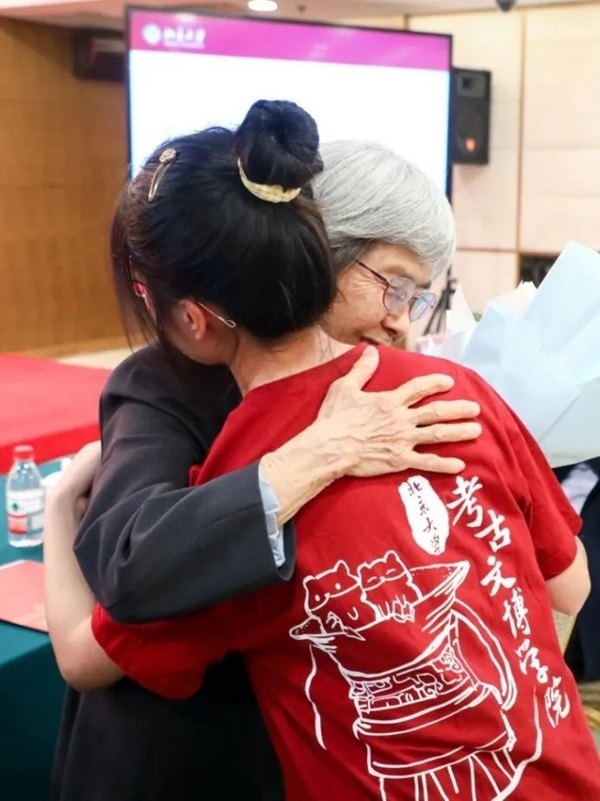 2023年，在校友向母校捐贈(zèng)儀式上，鐘芳蓉與樊錦詩(shī)擁抱。校方供圖