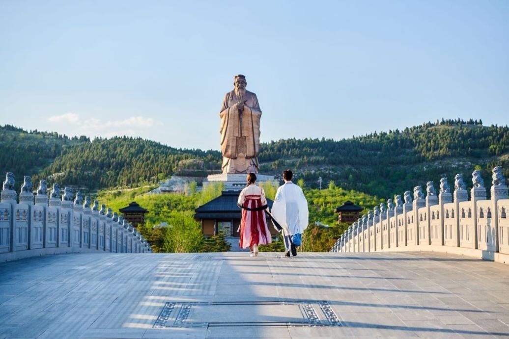 游客漫步尼山圣境領(lǐng)略古脈綿長。人民網(wǎng) 喬姝攝