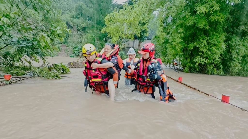 在忠縣，救援人員正在轉移受災群眾。新華社發(fā)
