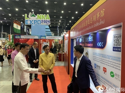 7月9日，中國駐清邁總領事陳海平與清邁副府尹威拉蓬等共同參觀以“暢游中國、支付無憂”為主題的中國展位。人民網(wǎng)記者章念生攝