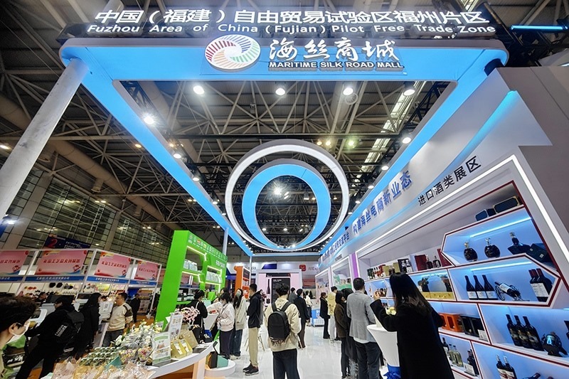 2024年3月18日，第四屆中國跨境電商交易會在福建福州開幕。展會聚焦“鏈接跨境全流域 共建電商新生態(tài)”，集聚全國80余個外貿(mào)產(chǎn)業(yè)帶的上千家供應鏈企業(yè)。