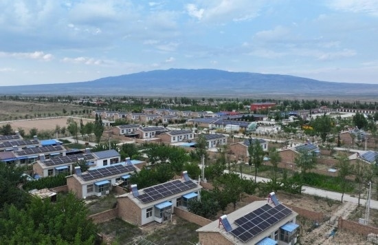 紅寺堡區(qū)新集村屋頂上的光伏板。新華社發(fā)（康國慶 攝）