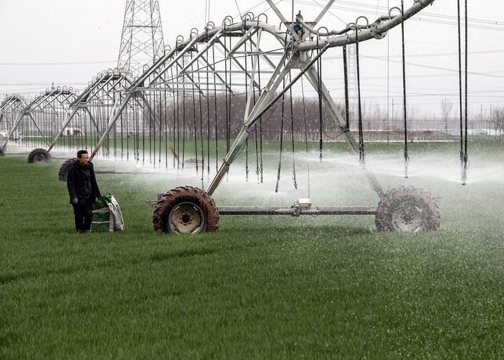 2024年3月18日，在河南省焦作市博愛縣孝敬鎮(zhèn)東原莊村瑞輝家庭農(nóng)場，村民使用全自動指針式噴灌機進行澆灌作業(yè)。新華社發(fā)（程全攝）