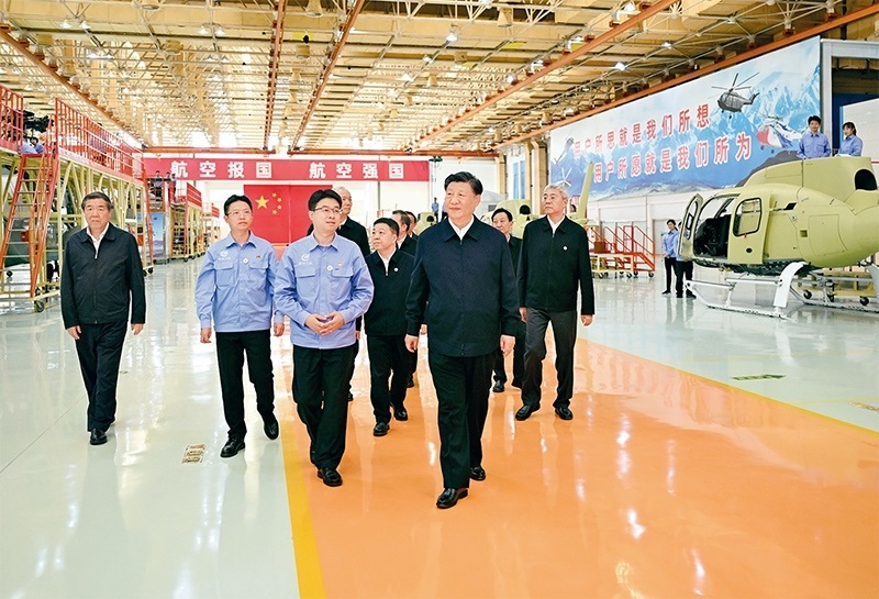 2023年10月10日至13日，中共中央總書(shū)記、國(guó)家主席、中央軍委主席習(xí)近平在江西考察。這是11日上午，習(xí)近平在景德鎮(zhèn)市昌河飛機(jī)工業(yè)（集團(tuán)）有限公司考察。 新華社記者 燕雁/攝