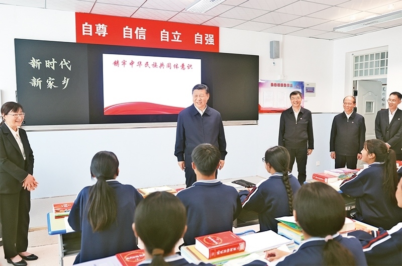 2024年6月18日至19日，中共中央總書(shū)記、國(guó)家主席、中央軍委主席習(xí)近平在青?？疾?。這是18日下午，習(xí)近平在果洛西寧民族中學(xué)高一（1）班觀摩“新時(shí)代、新家鄉(xiāng)”主題思政課。 新華社記者 鞠鵬/攝