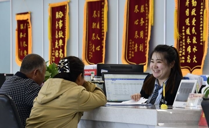 2024年3月25日，北京市大興區(qū)龐各莊鎮(zhèn)政務服務中心的工作人員耐心為群眾解答問題。大興區(qū)龐各莊鎮(zhèn)政務服務中心用“最多跑一次”的工作理念為企業(yè)和群眾提供了便利化、精準化、個性化的衍生服務。新華社記者 李欣 攝