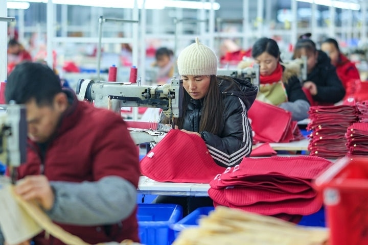 2024年1月18日，社區(qū)居民在紅安社區(qū)的鄉(xiāng)村振興就業(yè)車間工作。紅安社區(qū)是由易地搬遷安置區(qū)單獨成立的新社區(qū)，位于湖南省湘西土家族苗族自治州鳳凰縣禾庫鎮(zhèn)。新華社記者 張鋮 攝