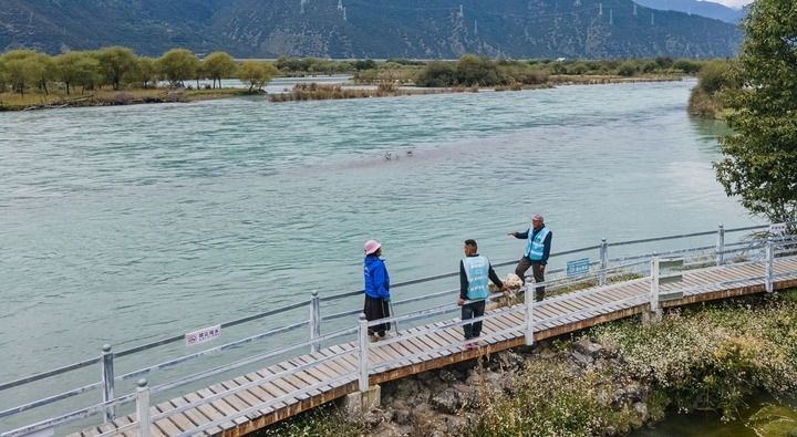西藏雅尼國家濕地公園管護員在巡護途中小憩（無人機照片，2023年9月8日攝）。新華社記者 丁增尼達 攝