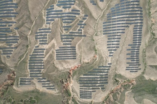 通渭縣10萬千瓦集中式光伏發(fā)電項(xiàng)目。新華社記者 張睿 攝