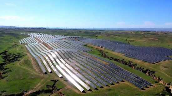 紅寺堡區(qū)發(fā)展光伏產(chǎn)業(yè)。新華社發(fā)（康國慶 攝）