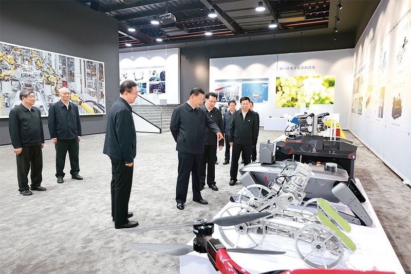 2024年4月22日至24日，中共中央總書(shū)記、國(guó)家主席、中央軍委主席習(xí)近平在重慶考察。這是22日下午，習(xí)近平參觀重慶科技創(chuàng)新和產(chǎn)業(yè)發(fā)展成果展示。 新華社記者 王曄/攝