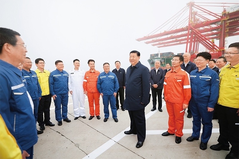 2024年5月22日至24日，中共中央總書(shū)記、國(guó)家主席、中央軍委主席習(xí)近平在山東考察。這是22日下午，習(xí)近平在日照港親切慰問(wèn)港口科技工作者、運(yùn)營(yíng)人員、航運(yùn)人員。 新華社記者 鞠鵬/攝