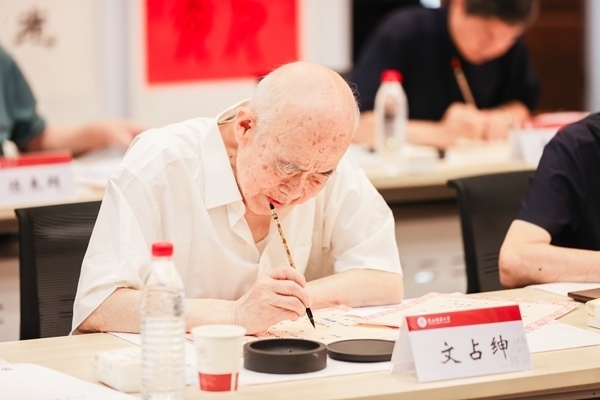 陜西師范大學毛筆手寫錄取通知書現(xiàn)場。校方供圖