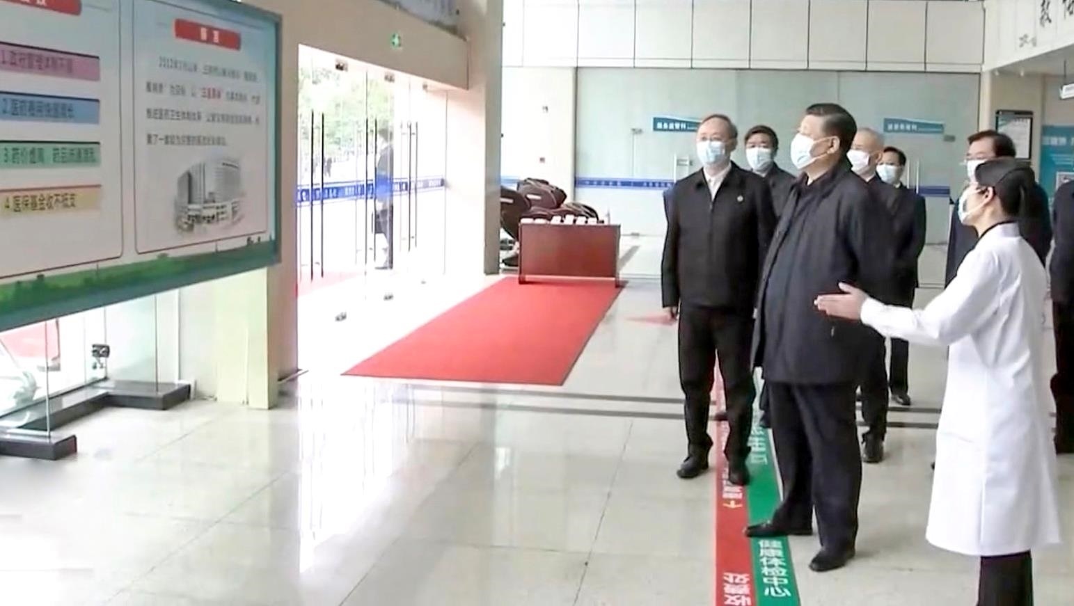 △2021年3月23日，習(xí)近平總書記在福建三明沙縣總醫(yī)院住院樓一層大廳，聽(tīng)取醫(yī)改情況介紹。