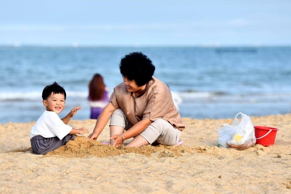 △山東日照陽(yáng)光海岸綠道沙灘一角。近年來(lái)，日照還海于民、還景于民，在保留松林、沙灘、礁石和濕地資源的基礎(chǔ)上，修復(fù)整治生態(tài)岸線，打造出一條長(zhǎng)約28公里的陽(yáng)光海岸綠道，吸引眾多市民游客度假休閑。