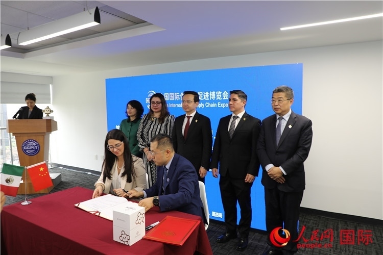 與會嘉賓簽署關于共同促進墨西哥企業(yè)參加第二屆鏈博會合作備忘錄。人民網 埃內斯托·多明戈斯攝