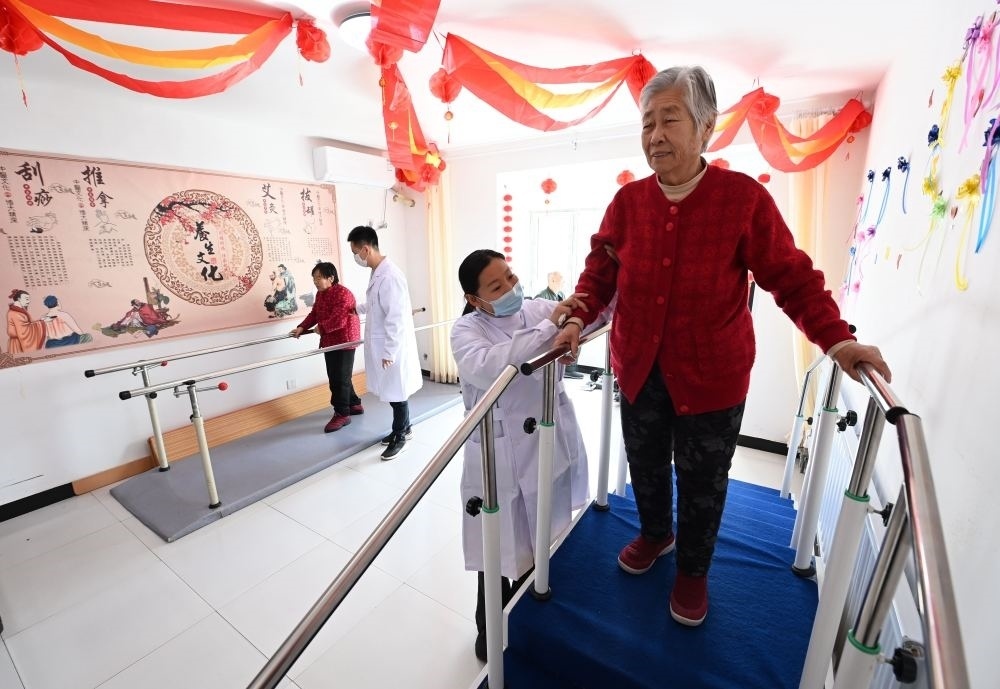 在河北省香河縣安平鎮(zhèn)運(yùn)河新村醫(yī)養(yǎng)中心，老年人在進(jìn)行康復(fù)訓(xùn)練（2024年2月29日攝）。新華社記者 王曉 攝