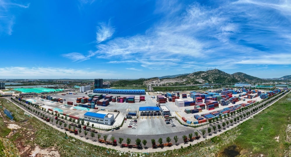 2024年6月26日拍攝的位于江蘇省連云港市連云區(qū)的上合組織（連云港）國際物流園內(nèi)的中國外運(yùn)集裝箱場站（無人機(jī)照片）。上合組織（連云港）國際物流園是連云港建設(shè)“一帶一路”交匯點(diǎn)強(qiáng)支點(diǎn)和上合組織國家出?；氐闹匾脚_(tái)載體。新華社記者 季春鵬 攝