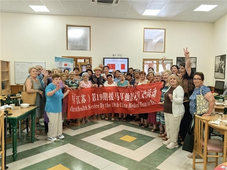 醫(yī)療隊(duì)隊(duì)員與養(yǎng)老中心參加活動(dòng)的老人合影。中國（江蘇）第19期援馬耳他醫(yī)療隊(duì)供圖