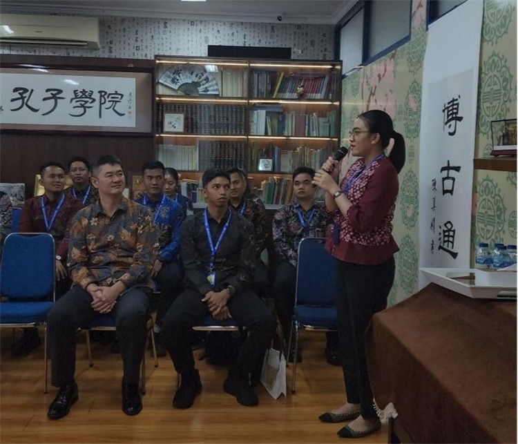 警察學(xué)員用漢語(yǔ)進(jìn)行自我介紹 ?；顒?dòng)主辦方供圖