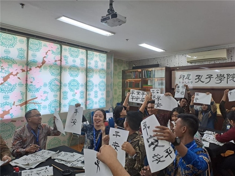 警察學(xué)員們展示書法學(xué)習(xí)成果?；顒?dòng)主辦方供圖