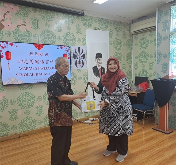 拉哈尤·蘇珊蒂與穆尼交換禮品?；顒?dòng)主辦方供圖