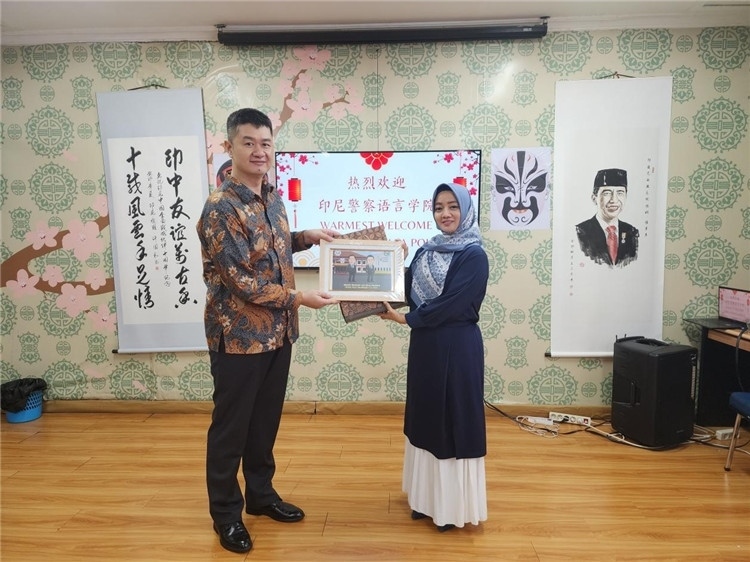 警察語(yǔ)言學(xué)院老師與王大昕交換禮品?；顒?dòng)主辦方供圖