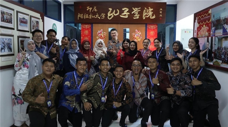 警察 學(xué)員們?cè)诳自洪T口合影?；顒?dòng)主辦方供圖