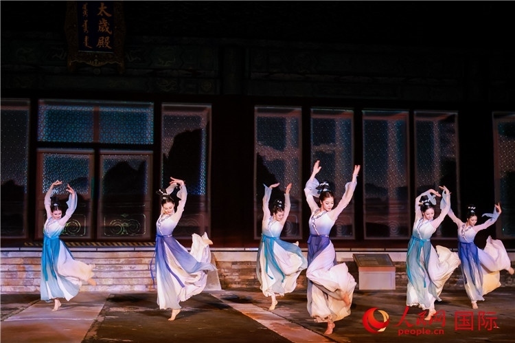 “光影北京——2024世界燈光師大會(huì)”開(kāi)幕式當(dāng)晚的燈光秀表演。人民網(wǎng)記者 趙益普攝