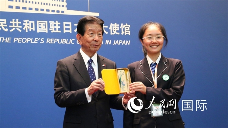 中國小大使向日本永旺1%俱樂部理事長森美樹贈(zèng)送當(dāng)?shù)靥厣Y品。人民網(wǎng) 許可攝