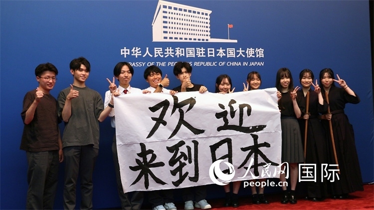 日本小大使現(xiàn)場書寫“歡迎來到日本”。人民網(wǎng) 許可攝