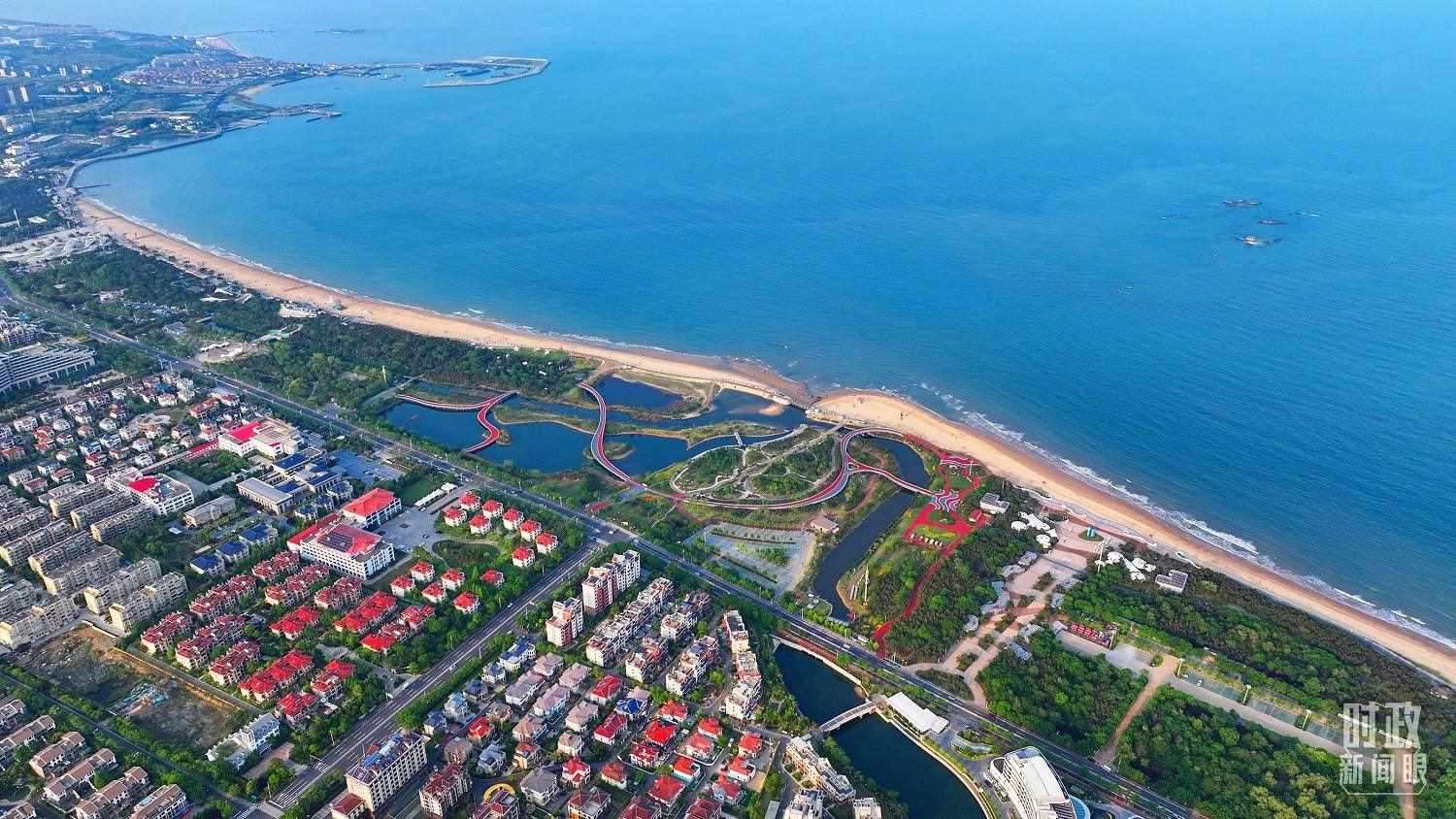 △日照市陽光海岸綠道。近年來，日照市對沿海裸露場地及岸線破損處進(jìn)行生態(tài)修復(fù)，建成約28公里的陽光海岸綠道，為市民和游客提供了運動休閑好去處。（總臺央視記者范凱拍攝）