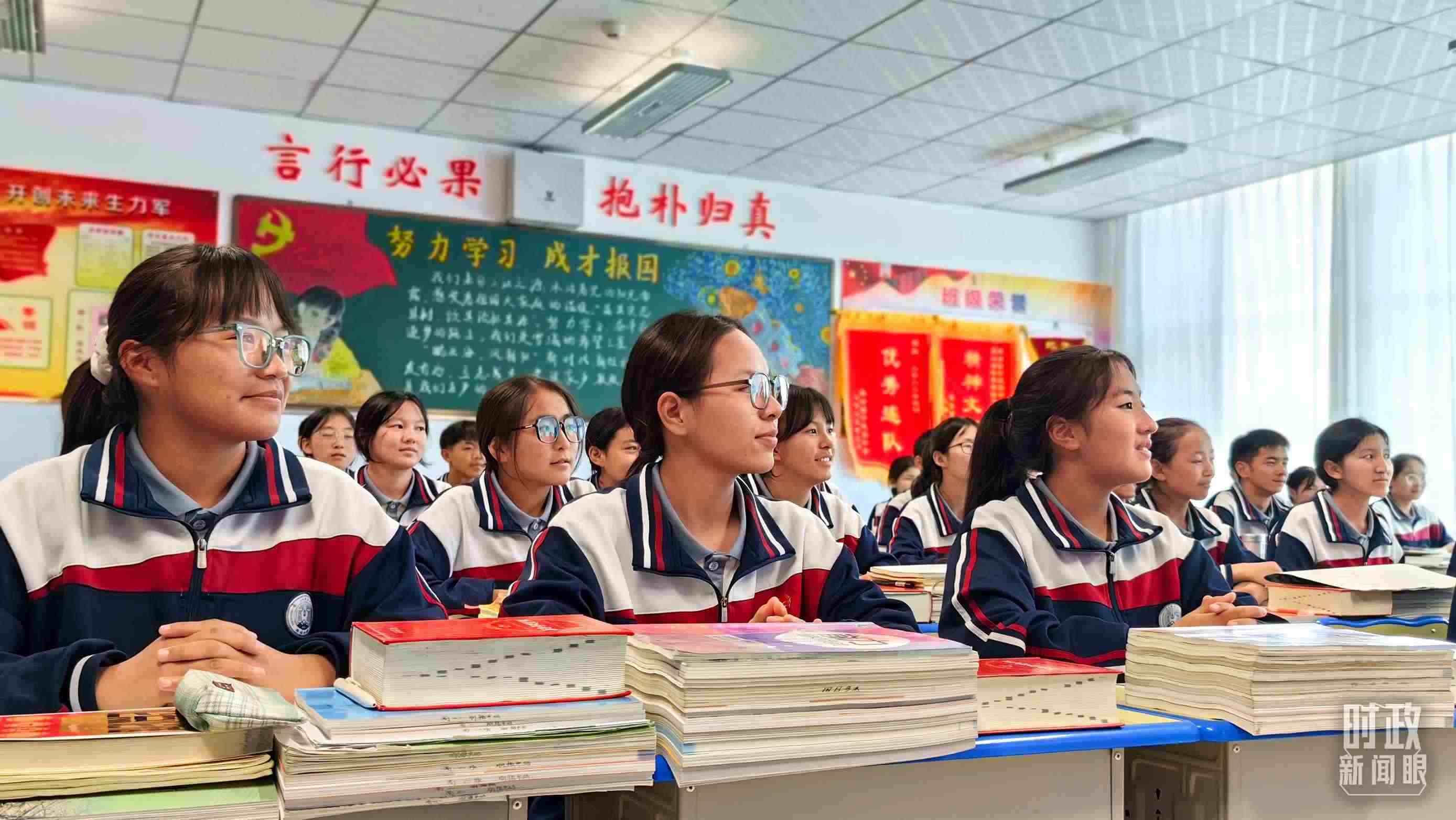 △果洛西寧民族中學(xué)高一（1）班的“新時代、新家鄉(xiāng)”主題思政課。（總臺央視記者段德文拍攝）