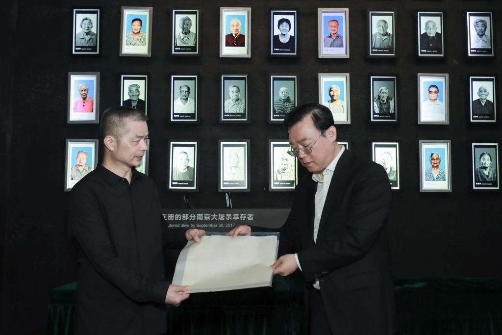 南京大屠殺幸存者高如琴的兒子向軍向侵華日軍南京大屠殺遇難同胞紀(jì)念館捐贈(zèng)高如琴老人相關(guān)物品。（侵華日軍南京大屠殺遇難同胞紀(jì)念館供圖）
