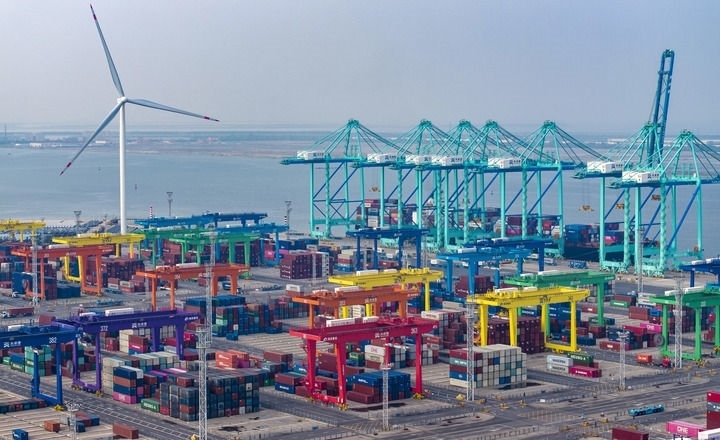 2024年7月3日，一艘集裝箱貨輪?？吭谔旖蚋邸爸腔哿闾肌贝a頭（無人機照片）。新華社記者 趙子碩 攝