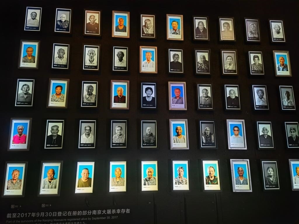 侵華日軍南京大屠殺遇難同胞紀(jì)念館內(nèi)的幸存者照片墻局部。新華社記者邱冰清 攝