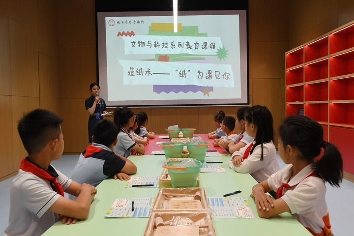 2024年5月18日，小學生在陜西歷史博物館秦漢館參加“文物與科技”系列教育課程。新華社記者 李一博 攝