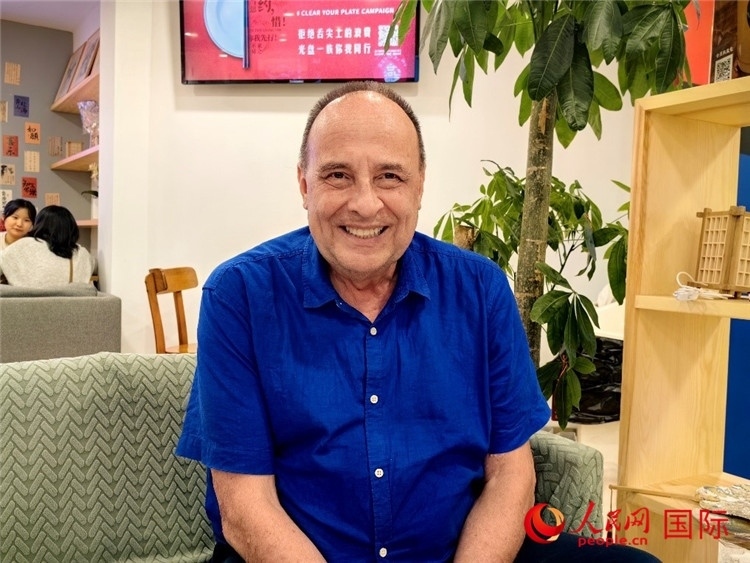 巴西坎皮納斯州立大學(xué)文學(xué)院資深教授弗朗西斯科·福特·哈德曼接受人民網(wǎng)專訪。人民網(wǎng)記者 符園園攝