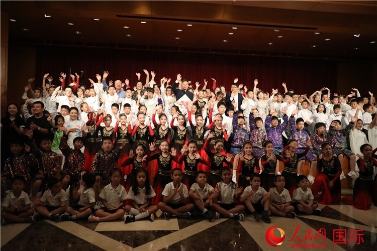 中美青少年藝術(shù)交流匯演活動(dòng)結(jié)束后，嘉賓們與學(xué)生們合影。人民網(wǎng)記者 李志偉攝