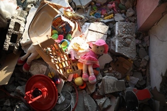 這是7月18日在加沙地帶中部努賽賴特難民營拍攝的遭到以軍襲擊的建筑廢墟。新華社發(fā)（馬爾萬·達烏德攝）