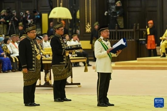  7月20日，馬來西亞總理安瓦爾（右）在吉隆坡出席最高元首登基儀式。新華社發(fā)（馬來西亞新聞局供圖）